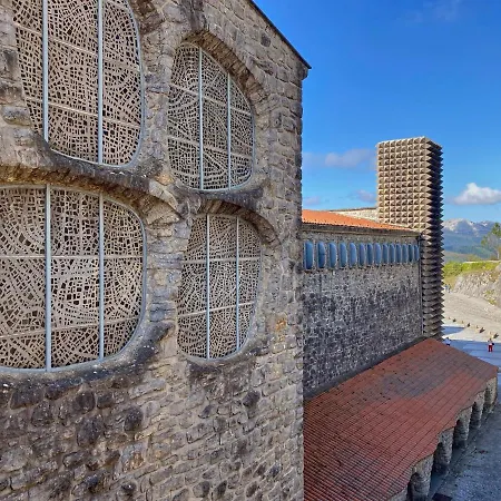 Отель Iraipe Santuario De Arantzazu 3*